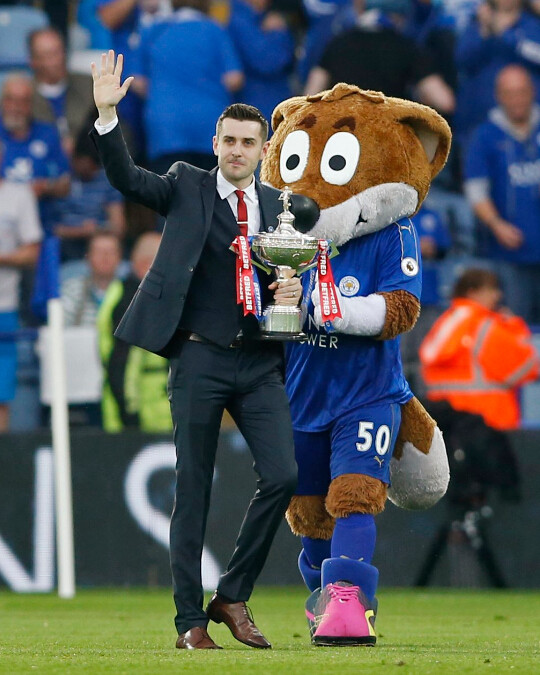 九州娱乐登录入口-篮网球迷狂欢庆祝胜利，气氛热烈