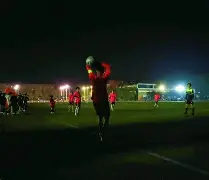 顶级球员演绎激情足球，赛场风云再现(足球顶级后卫的球员)